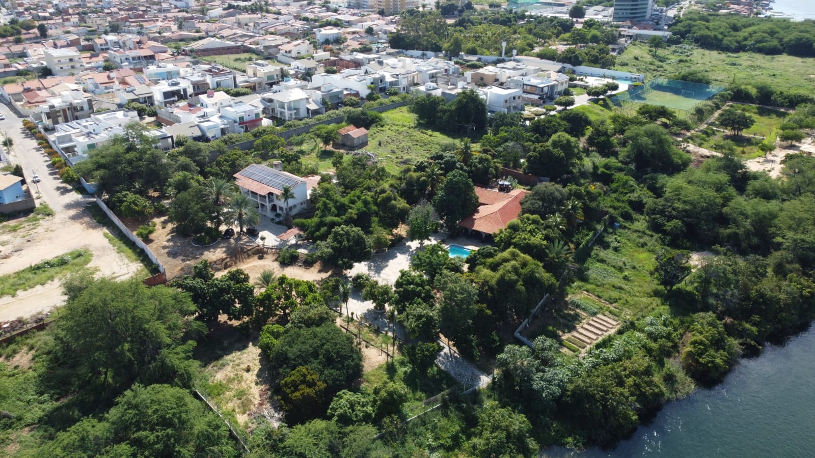 Vista aérea do terreno da clínica às margens do Rio São Francisco
