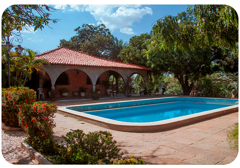 Piscina e área de convivência da Clínica Recomeço